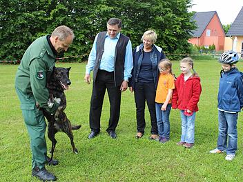 Wenn "Black" erfolgreich war bei der Suche nach Rauschgift, wird er von Polizeioberkommissar Ralf Jung belohnt. Foto: fra-press