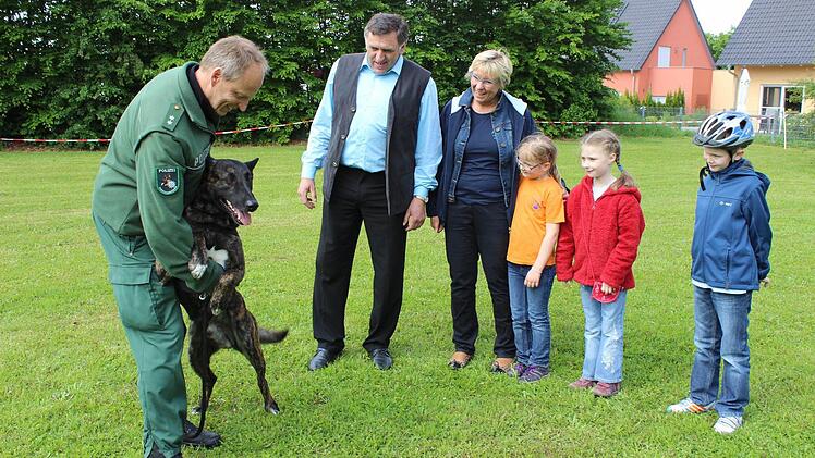 Wenn "Black" erfolgreich war bei der Suche nach Rauschgift, wird er von Polizeioberkommissar Ralf Jung belohnt. Foto: fra-press