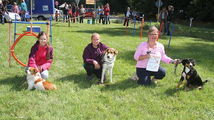 Die strahlenden Sieger der Zamperlshow: Auf Platz eins kam Silke Kuczius mit dem Entlebucher Sennenhund Franzi, Platz zwei belegte Xenia Kunze (11) mit ihrem Hund Benny und auf Rang drei kam Milena Pavlovic (10) mit ihrem Sam - einem Labrador-Collie-Mix.