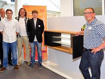 "Die Gute Form 2015" entschied mit einem Sideboard aus Eiche Nico Schneider für sich. Ihm und den anderen Preisträgern gratulierten der stellvertretende Obermeister der Kissinger Schreinerinnung Norbert Borst und Frank Lohmüller von der Sparkasse Bad Kissingen. Auf unserem Foto v.li.: Frank Lohmüller, Tobias Greubel, Norbert Borst, Lukas Schäfer und ganz rechts erster Preisträger Nico Schneider.  Foto: Peter Rauch