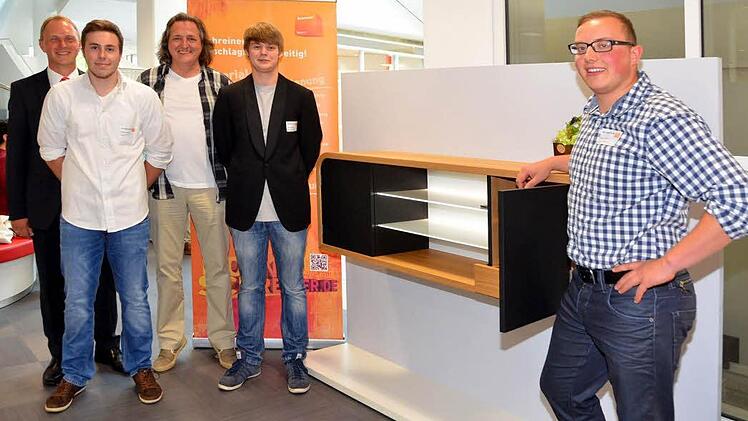 "Die Gute Form 2015" entschied mit einem Sideboard aus Eiche Nico Schneider für sich. Ihm und den anderen Preisträgern gratulierten der stellvertretende Obermeister der Kissinger Schreinerinnung Norbert Borst und Frank Lohmüller von der Sparkasse Bad Kissingen. Auf unserem Foto v.li.: Frank Lohmüller, Tobias Greubel, Norbert Borst, Lukas Schäfer und ganz rechts erster Preisträger Nico Schneider.  Foto: Peter Rauch