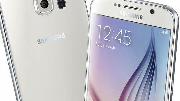 Das Samsung Galaxy S6 Edge &uuml;berzeugt zwar mit schickem Design, daf&uuml;r l&auml;sst sich der Akka nicht megr vom Nutzer wechseln. Auch bei der Akkulaufzeit schneidet der Vorg&auml;nger, das S5 besser ab. Foto: EPA/YONHAP SOUTH KOREA OU/dpa