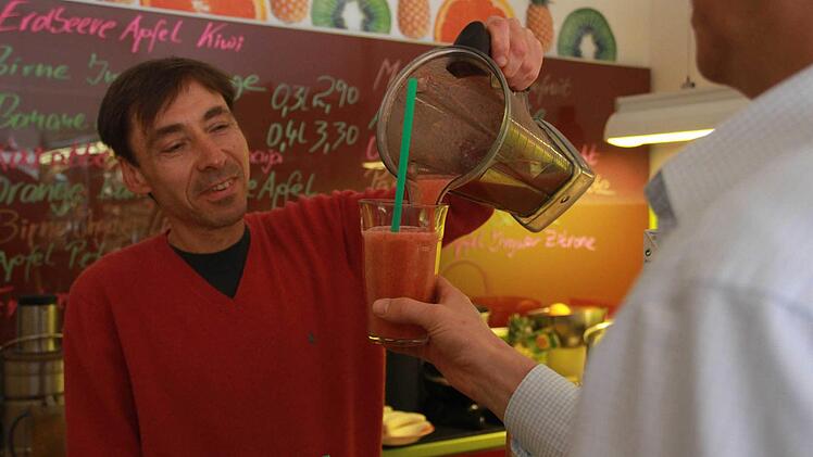 Roberto Schätzler schenkt im "Granatapfel" an der Erlöserkirche die Fruchtsäfte auch in mitgebrachte Behälter aus. Fotos: Ralf Ruppert