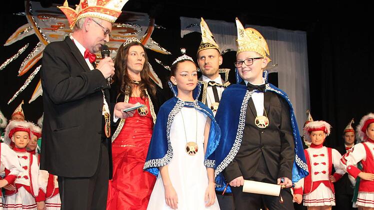 Präsident Andy Sesselmann, die Tollitäten Simone I. und Dominik I. sowie das Kinderprinzenpaar Benjamin II. und Marie I.