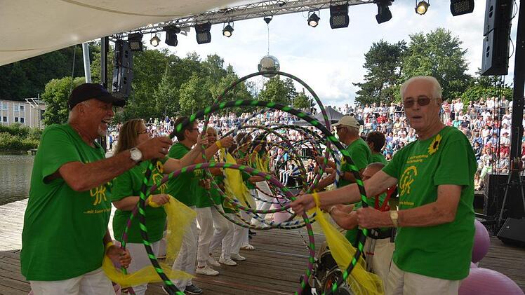 Die "Gemeinsam gegen Krebs"-Sportgruppe animierte mit einer imposanten Show zum Thema Sport bei Krebs.  Fotos: K.-H.Hofmann
