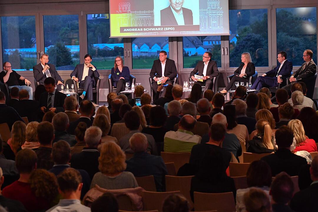 Podiumsdiskussion zur Bundestagswahl in der Brose Arena in Bamberg