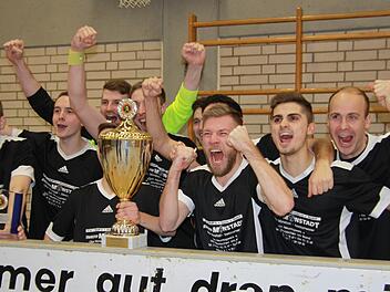 Der SV Ermreuth holte sich den Turniersieg beim Autohaus-Hartmann-Cup in Gräfenberg und löste damit das Ticket für den großen Raiffeisen-Cup am Dreikönigstag. Uwe Kellner