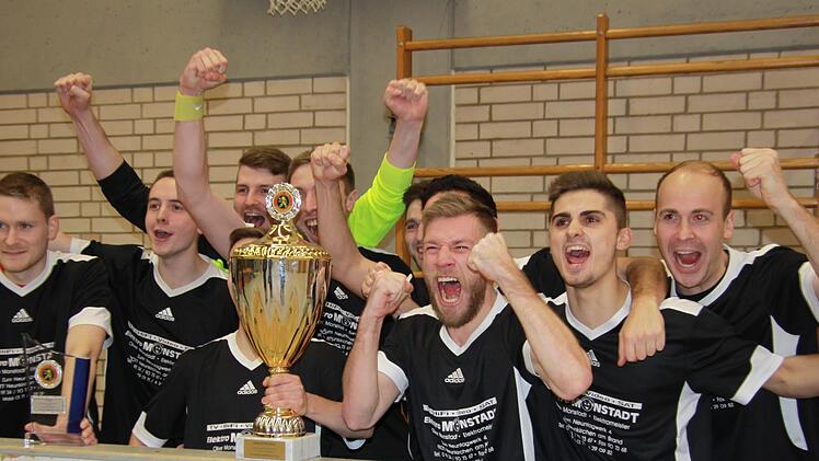 Der SV Ermreuth holte sich den Turniersieg beim Autohaus-Hartmann-Cup in Gräfenberg und löste damit das Ticket für den großen Raiffeisen-Cup am Dreikönigstag. Uwe Kellner