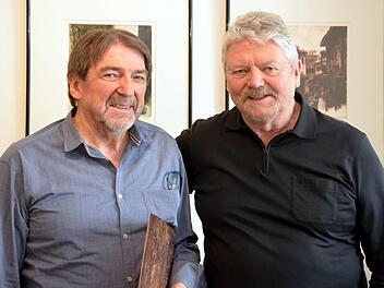 Herbert Hack  (links) und Dieter Kraft (rechts) stellen ihre Kunstwerke noch bis zum 22. Juli im Parkwohnstift in Bad Kissingen aus. Foto: Peter Rauch