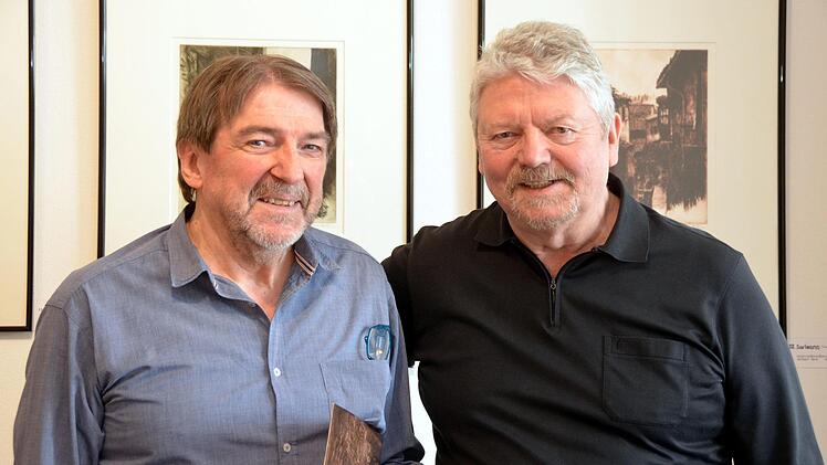 Herbert Hack  (links) und Dieter Kraft (rechts) stellen ihre Kunstwerke noch bis zum 22. Juli im Parkwohnstift in Bad Kissingen aus. Foto: Peter Rauch