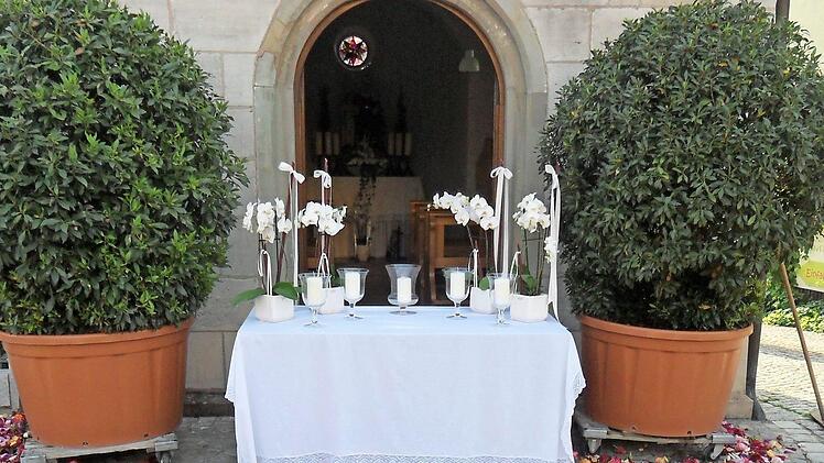 Besonders prächtig waren die Blumenteppiche in Priesendorf, hier am Altar vor der Anna-Kapelle in Neuhausen. Foto: privat