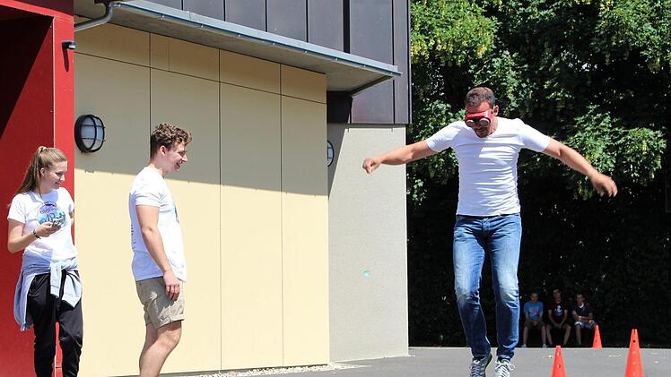 Tobias Geipel schlägt sich wacker bei den sportlichen Spielen zum Abistreich. Julia Raab