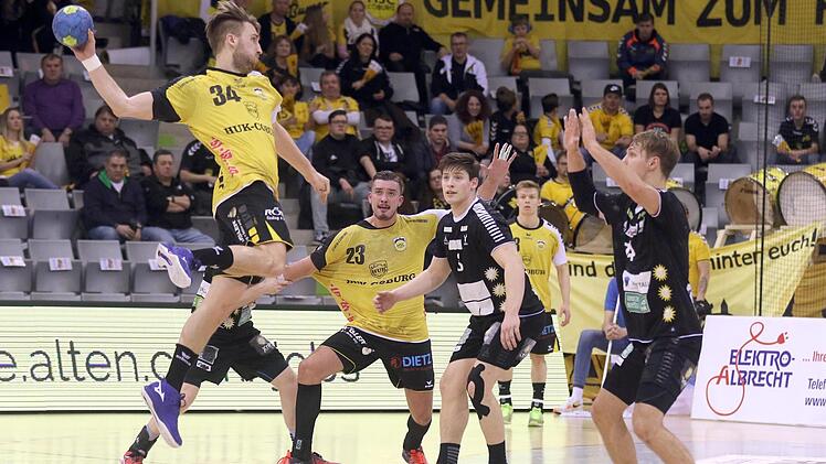 Die drei besten Coburger auf einen Blick: Tobias Varvne beim Wurf, Kreisläufer Marcel Timm und im Hintergrund Felix Spross. Dieses spielfreudige Trio bekamen die Düsseldorfer Abwehrspieler zu keinem Zeitpunkt der einseitigen Partie in Griff. Zusammen erzielten sie 16 Tore. Foto: Timo Geldner