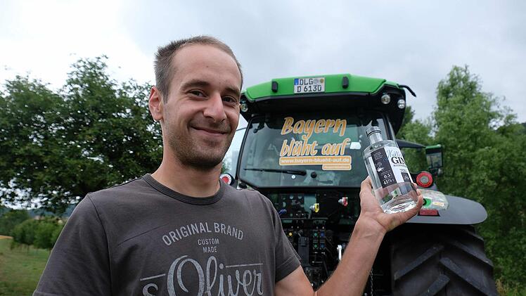 Genussbrenner Andreas Lutz auf seiner Streuobstwiese in Windheim. Foto: Gerd Schaar