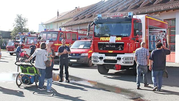 Insgesamt 15 Fahrzeuge pr&auml;sentierte die Freiwillige Feuerwehr Kulmbach bei ihrem Tag der offenen T&uuml;r. Fotos: Sonny Adam
