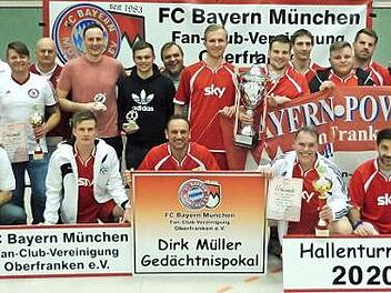 Turniersieger "Red Boys Maintal" (rote Trikots), der beste Torhüter Lukas Rebhan (stehend, 8. von links) mit dem Torschützenkönig Lukas Engelhardt (rechts daneben), (links, kniend) Bernd Brünnecke, (links, stehend) Pokalspender Helmut Müller und (stehend ab 3. von links) Turnierleiter Michael Fröba, Fanclubleiterin Petra Jörg sowie (rechts) Bürgermeister Egon Herrmann mit Vertretern der weiteren Mannschaften Foto: Dieter Wolf