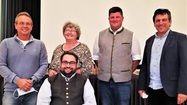 Vorsitzender Markus Stockmann (vorn) mit neuen und alten Vorstandskollegen: (hinten von links) Eberhard Reiter (Kassier), Ruth Geyer (3. Vorsitzende), Alexander Schneider (2. Vorsitzender) und Gesch&auml;ftsf&uuml;hrer Dieter B&uuml;ttner