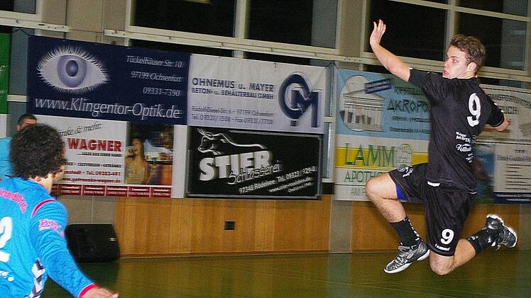 Julius Weinhardt lässt sich diese Chance zwar nicht entgehen, sein TSV Rödelsee verliert aber estmals vor heimischem Publikum. Foto: Krumpholz