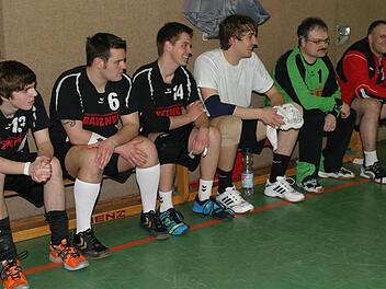 Gute Laune herrscht seit Wochen bei den Eberner Handballern und Trainer Matthias Batzner (rechts). Weiter im Bild von links Johannes Geuß, Kevin Aumüller, Michael Eckstein, Justus Feldmann und Torwart Franz Weis.