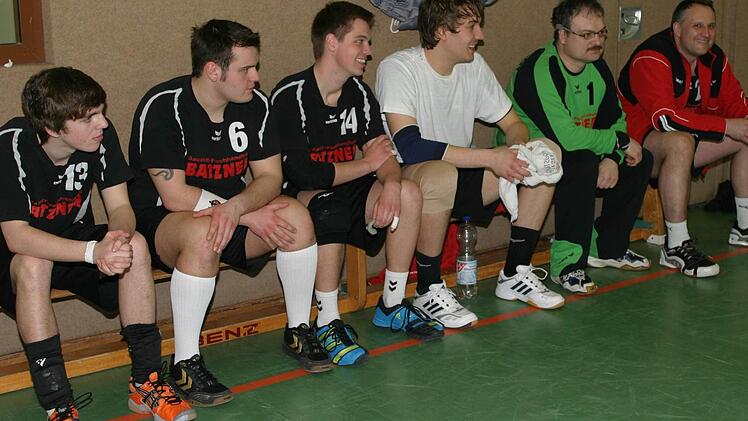 Gute Laune herrscht seit Wochen bei den Eberner Handballern und Trainer Matthias Batzner (rechts). Weiter im Bild von links Johannes Geuß, Kevin Aumüller, Michael Eckstein, Justus Feldmann und Torwart Franz Weis.
