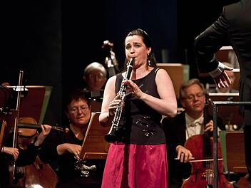 Gefeierte Solistin in Mozarts A-Dur-Klarinettenkonzert war Annelien van Wauwe. Foto: Jochen Berger