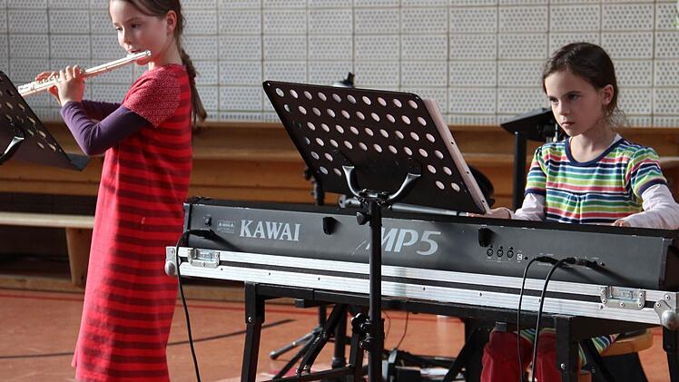 Damaris Klumpp und Elisa Hoßbach wollten gerne zu zweit auftreten und brachten ein Menuett für Flöte und Klavier zu Gehör.  Foto: Katharina Müller-Sanke