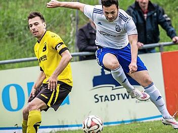 Erst in der Winterpause kam Semih Sener (rechts - hier im letzten Saisonspiel gegen den FC Trogen) vom A-Klassisten Vatan Spor Kulmbach zum VfB Kulmbach. Er gilt als großer Hoffnungsträger bei den Metzdorfern. Foto: Alexander Muck