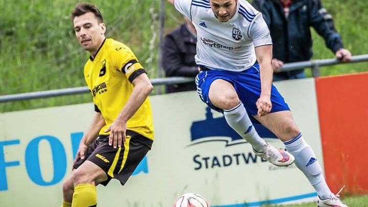 Erst in der Winterpause kam Semih Sener (rechts - hier im letzten Saisonspiel gegen den FC Trogen) vom A-Klassisten Vatan Spor Kulmbach zum VfB Kulmbach. Er gilt als großer Hoffnungsträger bei den Metzdorfern. Foto: Alexander Muck