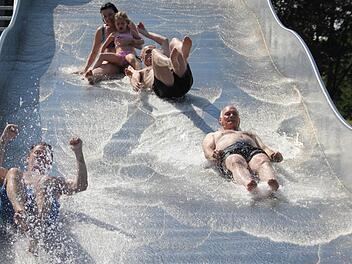 Landtagsabgeordneter Steffen Vogel, Bundestagsabgeordnete Dorothee B&auml;r (mit Tochter Charlotte), Landrat Wilhelm Schneider und Hofheims B&uuml;rgermeister Wolfgang Borst (von links) auf der Rutsche. Fotos: Andreas L&ouml;sch