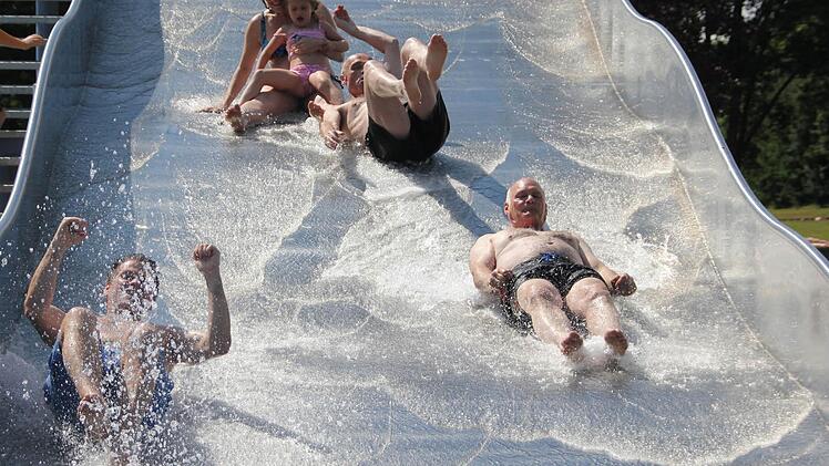 Landtagsabgeordneter Steffen Vogel, Bundestagsabgeordnete Dorothee B&auml;r (mit Tochter Charlotte), Landrat Wilhelm Schneider und Hofheims B&uuml;rgermeister Wolfgang Borst (von links) auf der Rutsche. Fotos: Andreas L&ouml;sch
