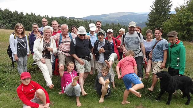 Nach der Barfußwanderung über den Kreuzberg mit dem Rhön-Yeti André Schmitt zeigten die Teilnehmer ihre unversehrten Füße. Die Wanderer freuten sich über so ganz unterschiedliche Erlebnisse auf Steinen, Wiese und im Wald.  Foto: Marion Eckert