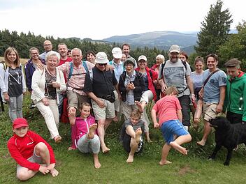 Nach der Barfußwanderung über den Kreuzberg mit dem Rhön-Yeti André Schmitt zeigten die Teilnehmer ihre unversehrten Füße. Die Wanderer freuten sich über so ganz unterschiedliche Erlebnisse auf Steinen, Wiese und im Wald.  Foto: Marion Eckert
