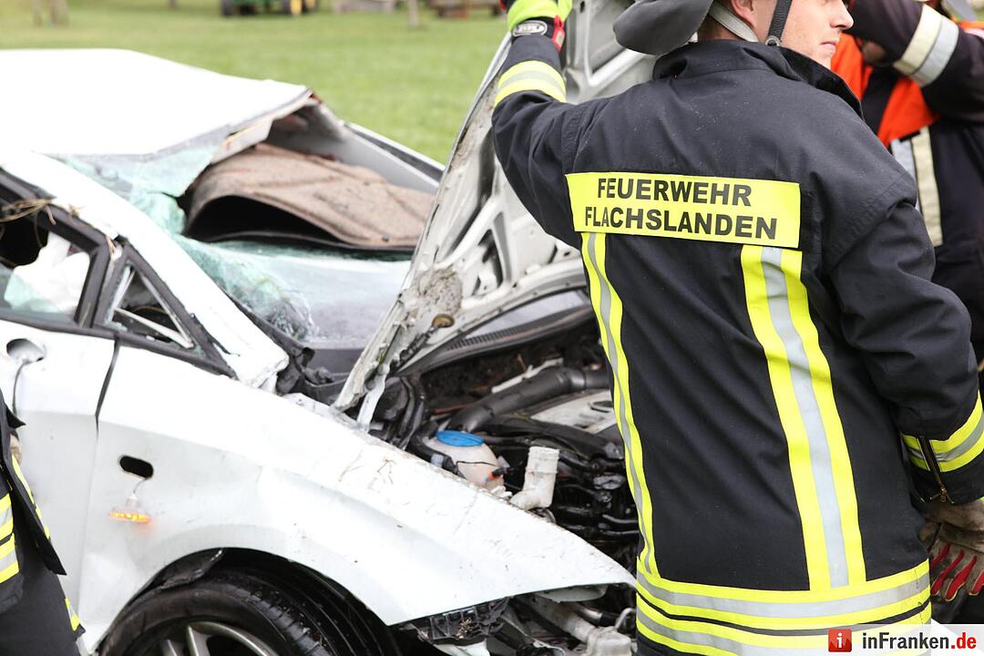 Pkw landet bei Kemmathen auf dem Dach