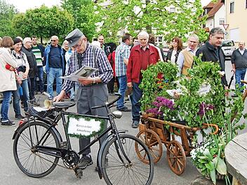 Stilecht war der Gemeindediener unterwegs.  Foto: Gerhard Hoch