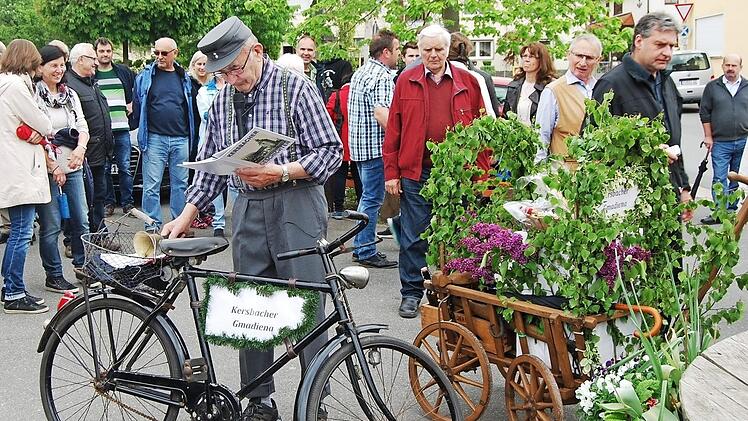 Stilecht war der Gemeindediener unterwegs.  Foto: Gerhard Hoch