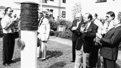Im Sommer des Jahres 1993 wurde die Arndt-Richter-Gedenksäule in Waischenfeld neben der Stadtkapelle eingeweiht.  Foto: Reinhard Löwisch