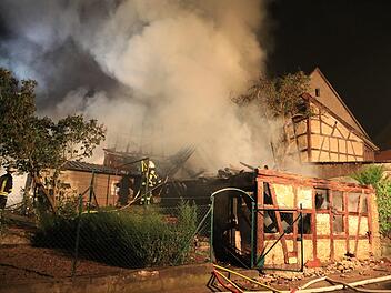 Die Feuerwehren  aus Weipoltshausen und den umliegenden Ortschaften hatten den Brand schnell unter Kontrolle. Dennoch entstand erheblicher Sachschaden. Foto: NEWS5 / Merzbach