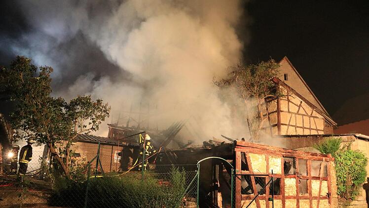 Die Feuerwehren  aus Weipoltshausen und den umliegenden Ortschaften hatten den Brand schnell unter Kontrolle. Dennoch entstand erheblicher Sachschaden. Foto: NEWS5 / Merzbach
