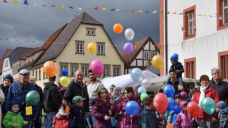 Auch beim diesjährigen Haßfurter Straßenfest am 5. und 6. Oktober wird es wieder einen Luftballon-Weitflugwettbewerb der Kinder geben.