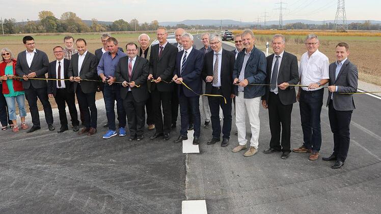 Beim symbolischen  Banddurchtrennen für die Freigabe der Kreisstraße BA 5 Foto: Barbara Herbst