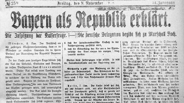 Gemeinsamer Aufruf von Bürgermeister August Reinhard und dem ASB-Rat im Forchheimer Tagblatt vom 18. November 1918 (links); Titelblatt des Forchheimer Tagblatts vom 8. November 1918 (unten) Repros: Franze