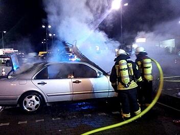 Die Feuerwehr brauchte zum Löschen fünf Minuten, das Auto war aber nicht mehr zu retten.    Foto: FFW Heßdorf