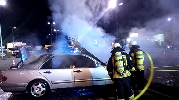 Die Feuerwehr brauchte zum Löschen fünf Minuten, das Auto war aber nicht mehr zu retten.    Foto: FFW Heßdorf