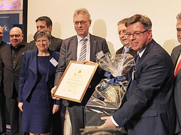 Siegfried Schneider (mit Urkunde) ist mit dem Johann-Georg-August-Wirth-Preis geehrt worden. Gratulanten waren (von links) Christian Holhut und Johann Pirthauer von der Akademie für Neue Medien, VBW-Bezirksgeschäftsführer Patrick Püttner, Regierungspräsidentin Heidrun Piwernetz, Bezirkstagspräsident Henry Schramm, Studioleiter Thomas Nagel und Landrat Klaus Peter Söllner Foto: K. Müller-Sanke