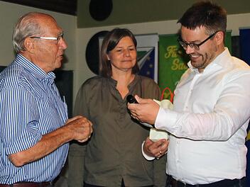 Der Grünen-Bundestagsabgeordnete Tobias Lindner (rechts) sprach auf Einladung der Europa-Union Hammelburg und der Grünen-Abgeordneten Manuela Rottmann (Mitte) über "Friedenspolitik in unfriedlichen Zeiten". Dieter Galm, Vorsitzender des Arbeitskreises Politik und Gesellschaft der Europa-Union Hammelburg (links), überreichte Lindner zum Dank einen Bocksbeutel.  Foto: Dieter Britz