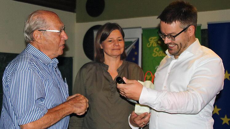 Der Grünen-Bundestagsabgeordnete Tobias Lindner (rechts) sprach auf Einladung der Europa-Union Hammelburg und der Grünen-Abgeordneten Manuela Rottmann (Mitte) über "Friedenspolitik in unfriedlichen Zeiten". Dieter Galm, Vorsitzender des Arbeitskreises Politik und Gesellschaft der Europa-Union Hammelburg (links), überreichte Lindner zum Dank einen Bocksbeutel.  Foto: Dieter Britz