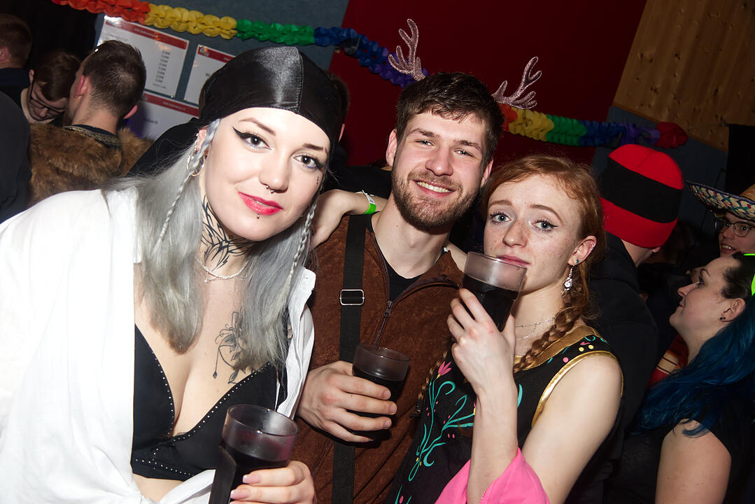 Fasching pur in der Grundschulturnhalle