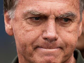 Jair Bolsonaro verl&auml;sst ein Krankenhaus