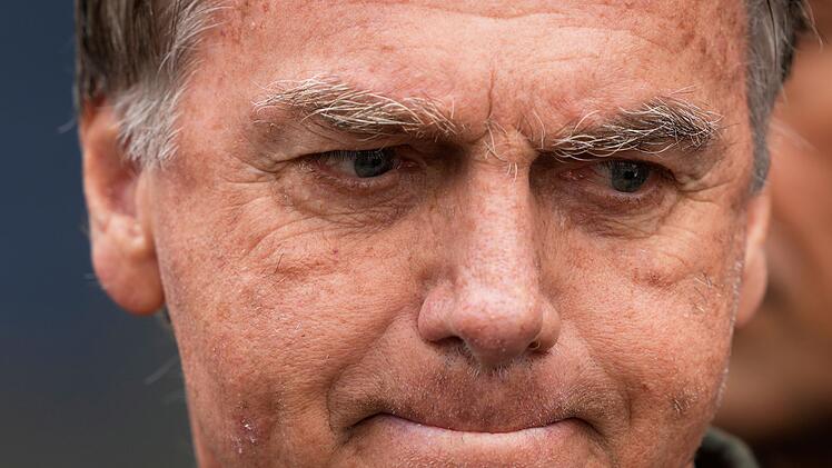 Jair Bolsonaro verl&auml;sst ein Krankenhaus