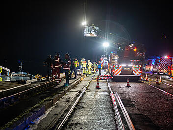 Leck an Frachtschiff: &Uuml;ber 100 Einsatzkr&auml;fte vor Ort - Main-Donau-Kanal gesperrt